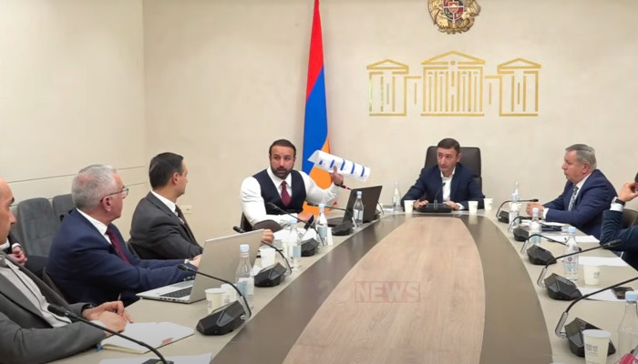 Миниатюра новости: «Բուքմեյքերների շահերն եք պաշտպանո՞ւմ»․ Հայկ Սարգսյանը վիճեց թիմակիցների հետ