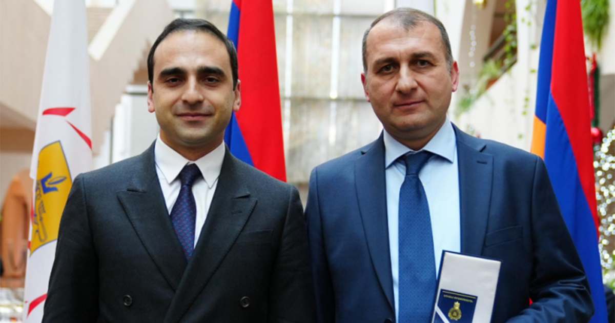 Миниатюра новости: Այսօր ձերբակալված պաշտոնյաներից մեկն Ավինյանի կողմից պարգևատրվել էր․ Արթուր Չախոյան