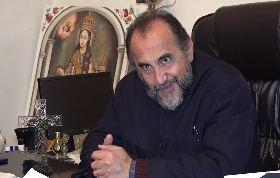 Миниатюра новости: Սերժ Սարգսյանն ընդդեմ Ռոբերտ Քոչարյանի. Աջապահյանի «բենզինը» կրակին