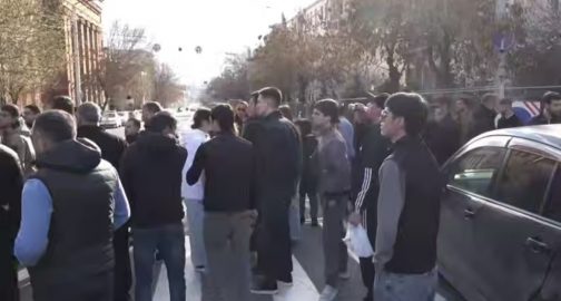 Миниатюра новости: ՎԻԴԵՈ. Հենց հիմա ՆԳՆ շենքի փողոցը քաղաքացիները փակում են