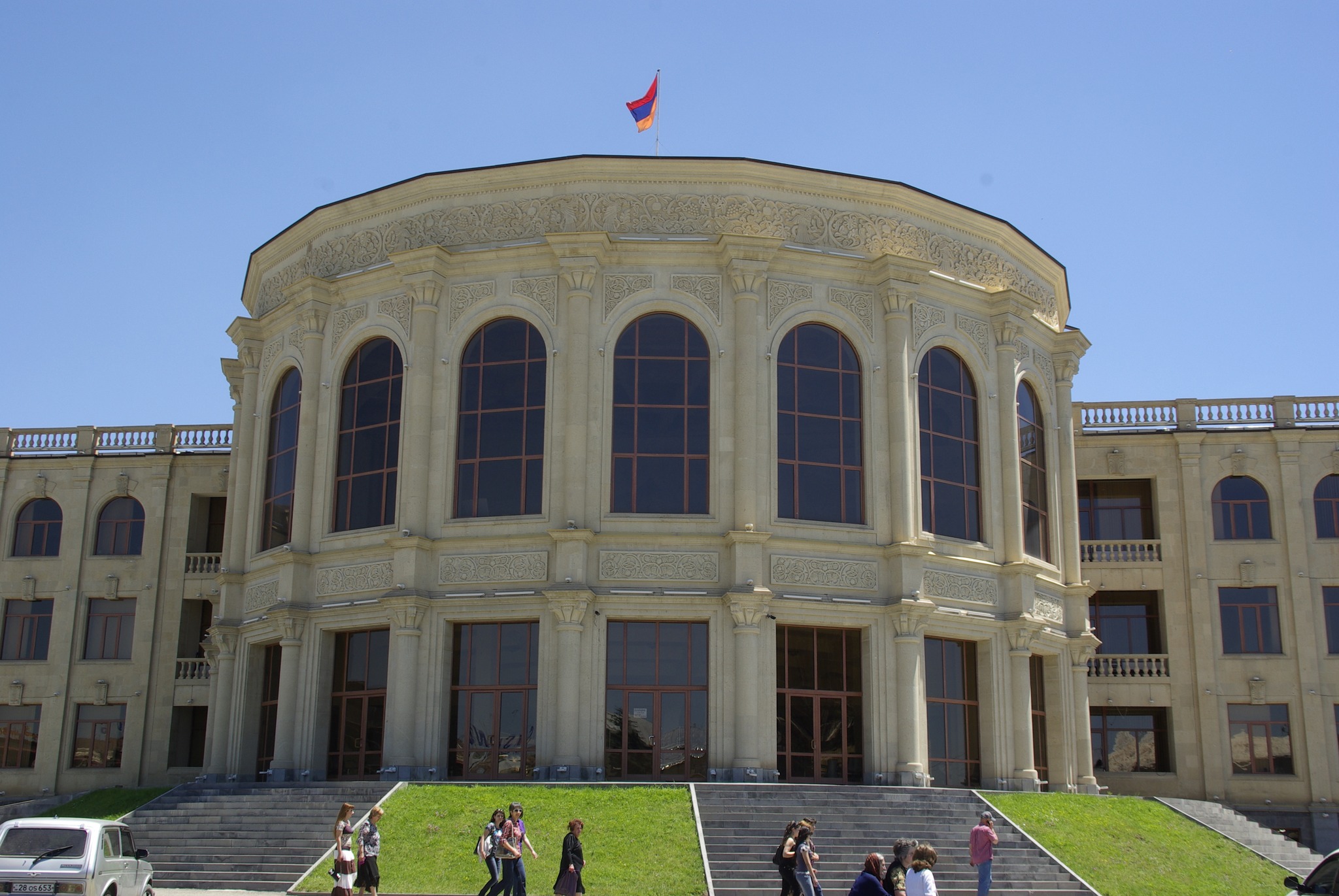 Миниатюра новости: Իրավապահ մարմինները ներգրավված են Գյումրիում ընդդիմադիր մրցակիցներին ճնշելու հարցում․ հայտարարություն